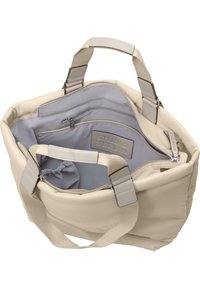 Beige toteväska med ett mjukt, vadderat yttre. Insidan har grå fodring, flera fickor och dubbla handtag med glänsande detaljer.
