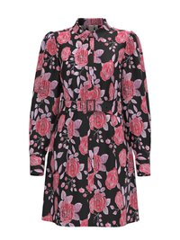 Robe noire avec un motif floral de roses roses et de feuilles, à manches longues, avec un devant boutonné et une taille ceinturée pour la silhouette.