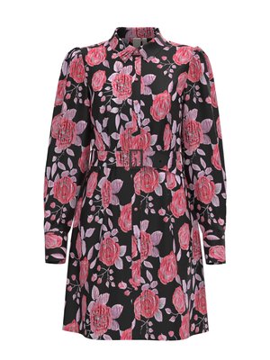 Robe noire avec un motif floral de roses roses et de feuilles, à manches longues, avec un devant boutonné et une taille ceinturée pour la silhouette.