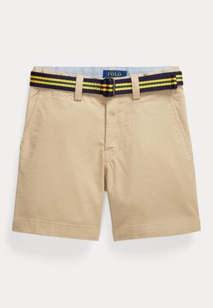 Pantaloncini beige in cotone con tasche laterali, passanti per cintura e una cintura di stoffa a strisce blu navy, gialle e verdi con fibbia metallica.
