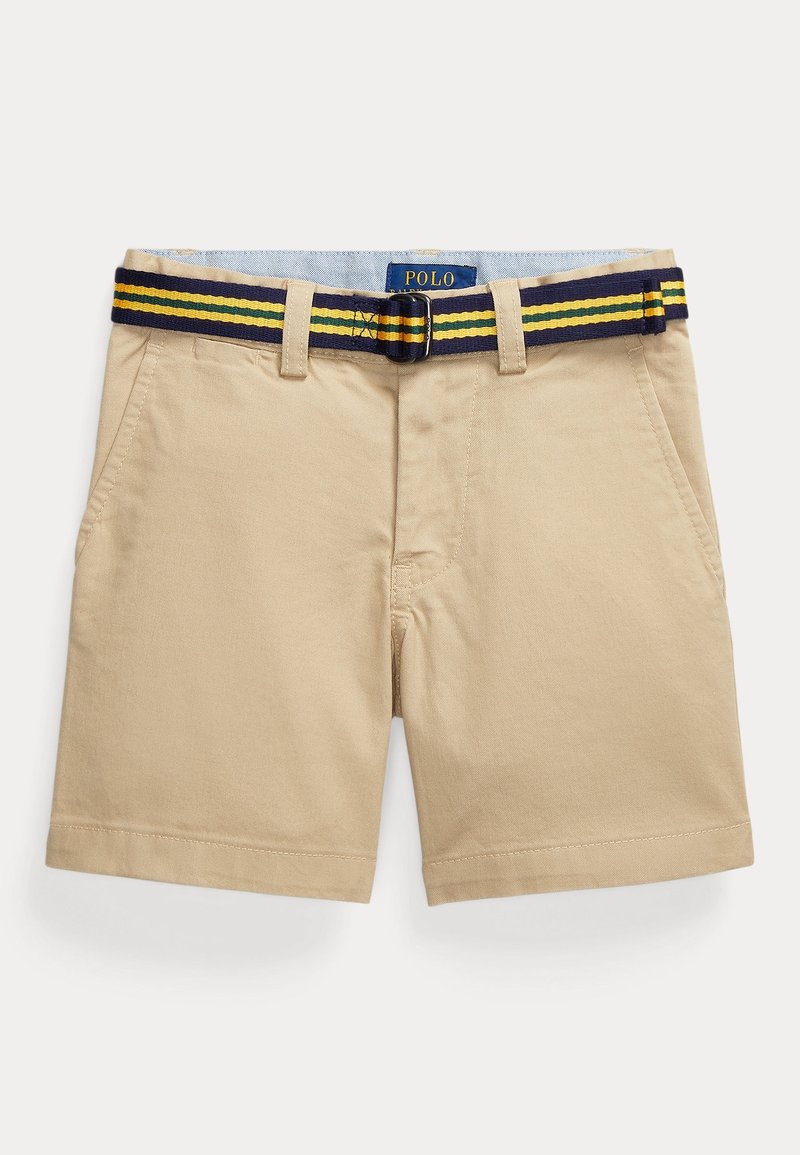 Beige Baumwollshorts mit Seitentaschen, Gürtelösen und einem marineblauen, gelben und grünen gestreiften Stoffgürtel mit Metallschnalle.