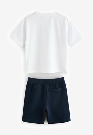 T-shirt en coton blanc à manches courtes et col rond, associé à un short bleu marine avec une taille élastique et une poche arrière.