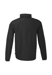 Schwarze wasserdichte Jacke mit langen Ärmeln, hohem Kragen, elastischen Bündchen und einem grünen Etikett unten links. Glatte Textur und minimalistisches Design.