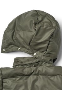 Vadderad grön jackhuva med en blank yta, utrustad med tryckknappar vid kragen och strukturerade sömmar.