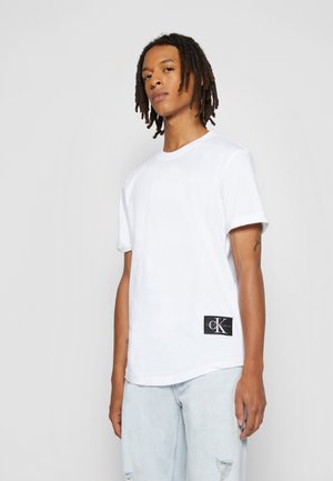 Calvin Klein Jeans BADGE TURN UP SLEEVE - Triko s potiskem - bright white