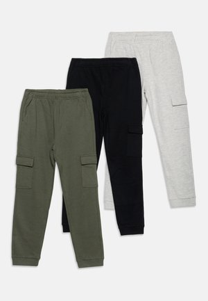 Trois paires de pantalons cargo jogger verts, noirs et gris clair avec une ceinture élastique et des poches latérales, disposées en chevauchement sur un fond blanc.