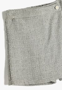 Pantaloni corti grigi in tessuto intrecciato con una finitura testurizzata, dotati di chiusura a bottone in vita e bordi cuciti a regola.