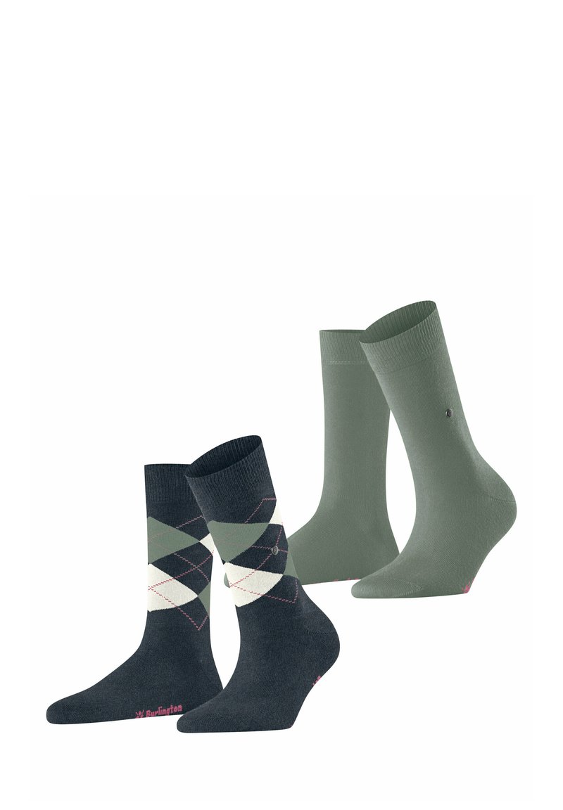 Dwie pary skarpetek: jedna para ma ciemnoniebieski wzór w szkocką kratę z zielonymi i białymi diamentami, podczas gdy druga jest w jednolitym oliwkowo-zielonym kolorze.