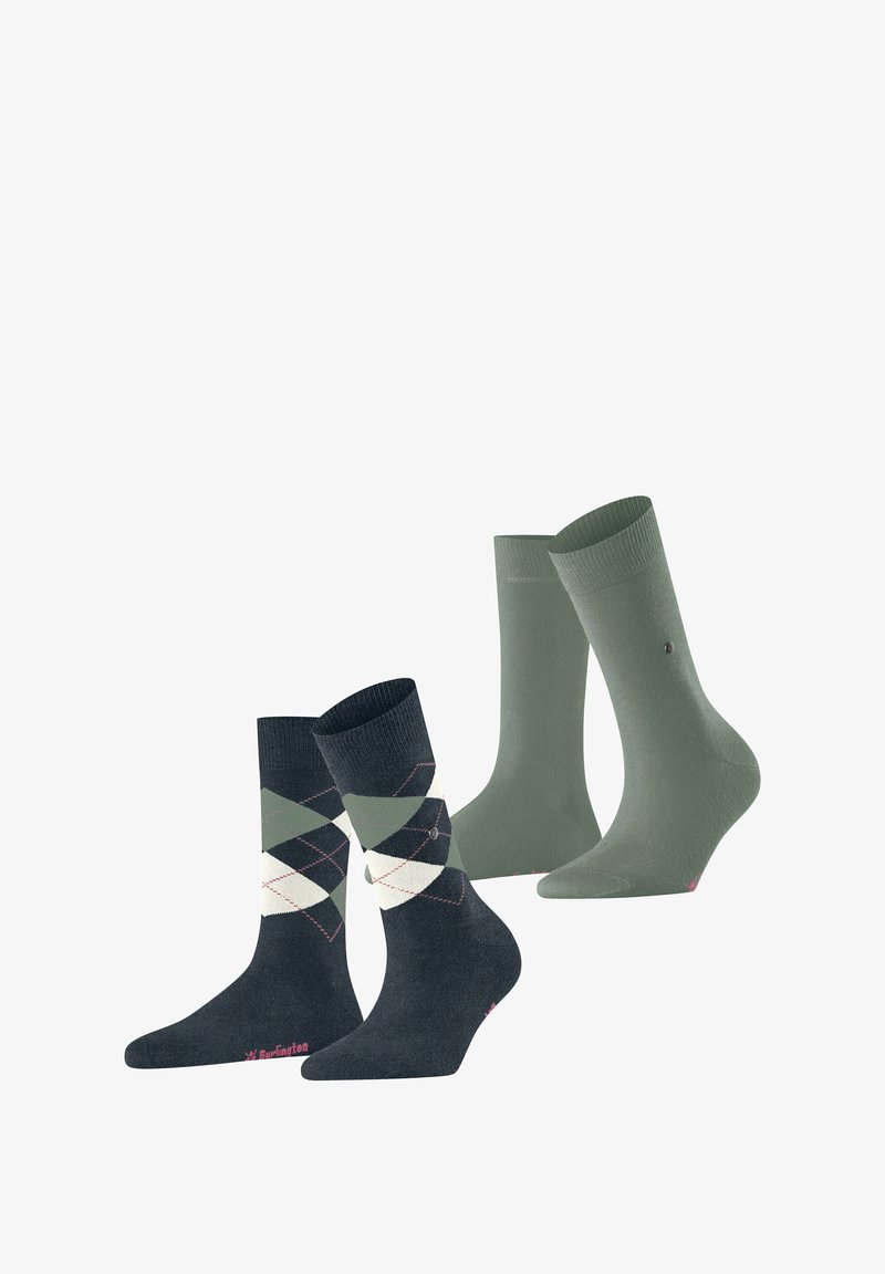 Dwie pary skarpetek: jedna para ma ciemnoniebieski wzór w szkocką kratę z zielonymi i białymi diamentami, podczas gdy druga jest w jednolitym oliwkowo-zielonym kolorze.