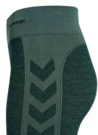 Zielone legginsy sportowe z prążkowanym paskiem w talii i teksturowanym wzorem w jodełkę po bokach, wykonane z oddychającej tkaniny.