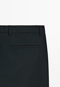 Černé kalhoty s plochým předním dílem, poutky na pásek a jednou zadní kapsou. Vyrobeny z hladkého tkaného materiálu. Minimalistický design.