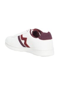 Sneaker bianco con un accento a zig zag color bordeaux sul lato, dettaglio testurizzato nel tallone e suola in gomma bianca. Materiale della superficie liscio in tutto.