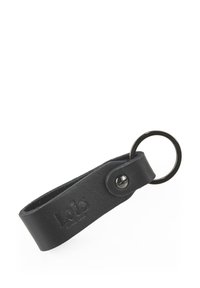 Llavero de cuero negro en forma de lazo con tornillo metálico y aro de llave redondo, logo en relieve visible en la correa de cuero.
