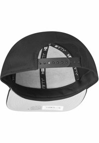 Casquette de baseball noire et grise avec une visière plate, dotée d'un intérieur en maille et d'une sangle réglable avec plusieurs crans pour ajuster la taille.