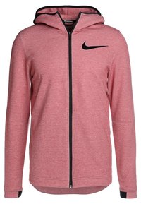 Roter Langarm-Hoodie aus strukturiertem Stoff, mit durchgehendem Reißverschluss, schwarzen Akzenten und einem kleinen schwarzen Logo auf der Brust.