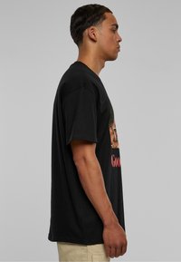 Upscale by Mister Tee GOODFELLAS TOMMY DEVITO OVERSIZE TE - Marškinėliai su spaudiniu - black