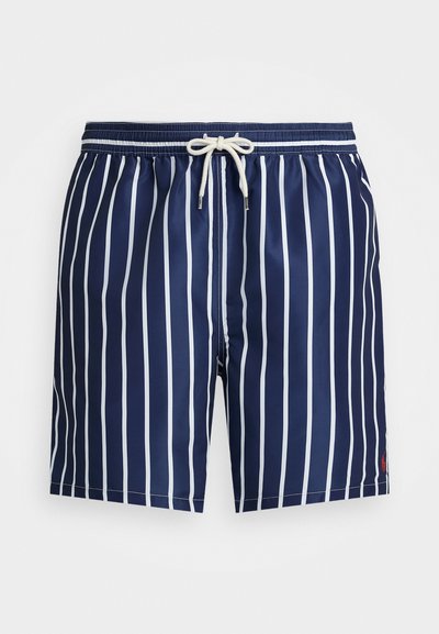 Granatowe szorty do pływania z pionowymi białymi paskami, elastyczną talią, sznurkiem do regulacji oraz małym czerwonym logo w lewym dolnym rogu.