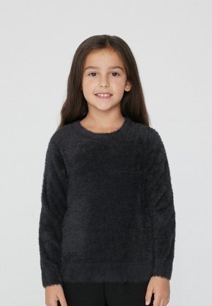 Dunkelgrauer, flauschiger Pullover mit rundem Ausschnitt, langen Ärmeln und gerippten Bündchen. Weiche Textur, minimalistisches Design und einfarbige Ausführung.