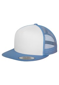 Snapback kapa sa bijelim prednjim panelom, plavim vizirjem i plavom mrežastom stražnjom stranom. Ima okruglu oznaku na donjoj strani vizira.