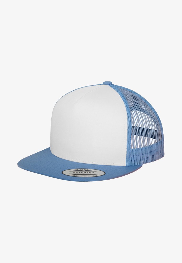 Snapback kapa sa bijelim prednjim panelom, plavim vizirjem i plavom mrežastom stražnjom stranom. Ima okruglu oznaku na donjoj strani vizira.