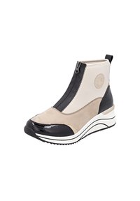 Bottine beige et noire avec fermeture éclair, en daim et cuir verni. Présente une épaisse semelle blanche au design incurvé.