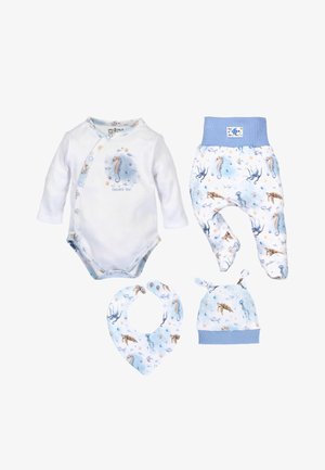 Witte babyromper, zeethema-broekje, slabbetje en muts met blauwe boorden, versierd met patronen van zeepaardjes, schildpadden en vissen.