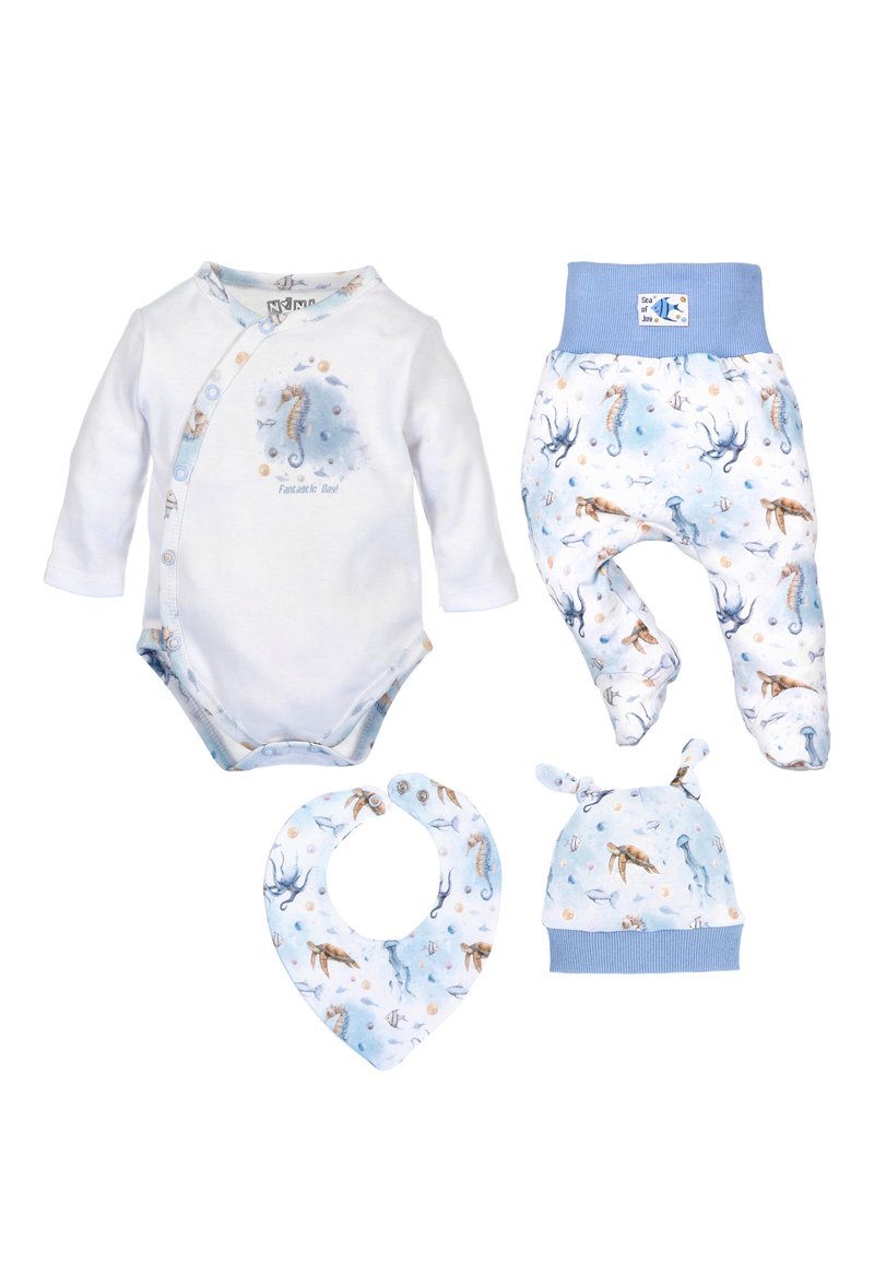 Białe niemowlęce body, spodnie o tematyce morskiej, śliniak i czapka z niebieskimi mankietami, ozdobione wzorami z konikami morskimi, żółwiami i rybami.