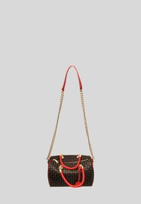 Borsa a tracolla nera con texture, dettagli rossi, finiture dorate e tracolla a catena. Presenta una forma arrotondata e doppi manici rossi.
