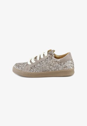 Zapatilla baja cubierta de purpurina en beige y plata, con cordones blancos, punta redonda y suela de goma marrón claro.