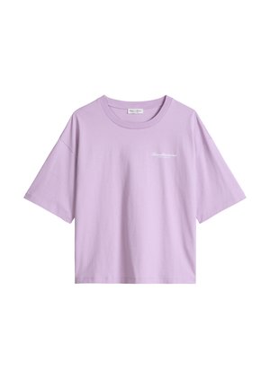 Λιλά βαμβακερό T-shirt με κοντά μανίκια, στρογγυλή λαιμόκοψη και μικρό λευκό κείμενο "Σκανδιναβικό" στο αριστερό στήθος.