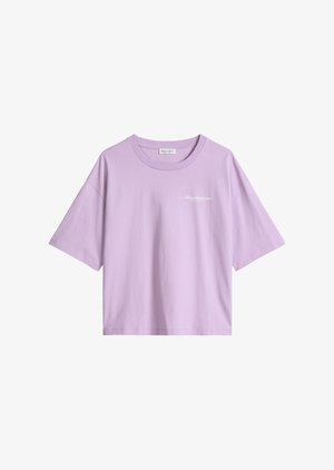 Λιλά βαμβακερό T-shirt με κοντά μανίκια, στρογγυλή λαιμόκοψη και μικρό λευκό κείμενο "Σκανδιναβικό" στο αριστερό στήθος.