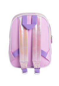 Lila Rucksack mit glänzenden, schillernden Trägern. Aus glattem Material gefertigt, mit einer Vorderstasche und kontrastierenden Akzenten. Mit Reißverschluss.