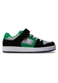 Sapatilhas pretas e verdes com um upper em camurça e sintético, apresentando uma fita de velcro, fecho de atacadores e sola branca. Logótipo exibido de lado.