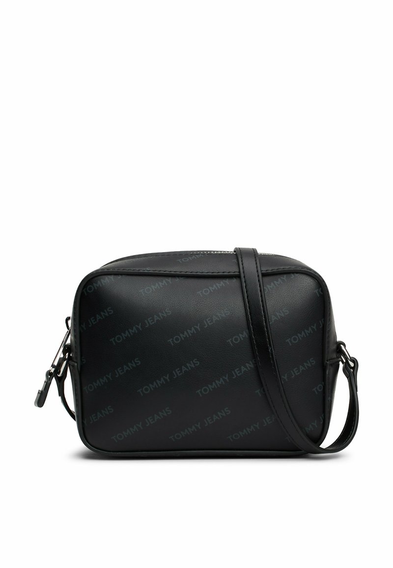 Bolso cruzado sintético negro con el logotipo en relieve "TOMMY JEANS", forma rectangular, correa ajustable y herrajes de cremallera en tono plateado.