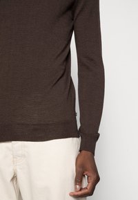 Matinique Stickad tröja - dark brown