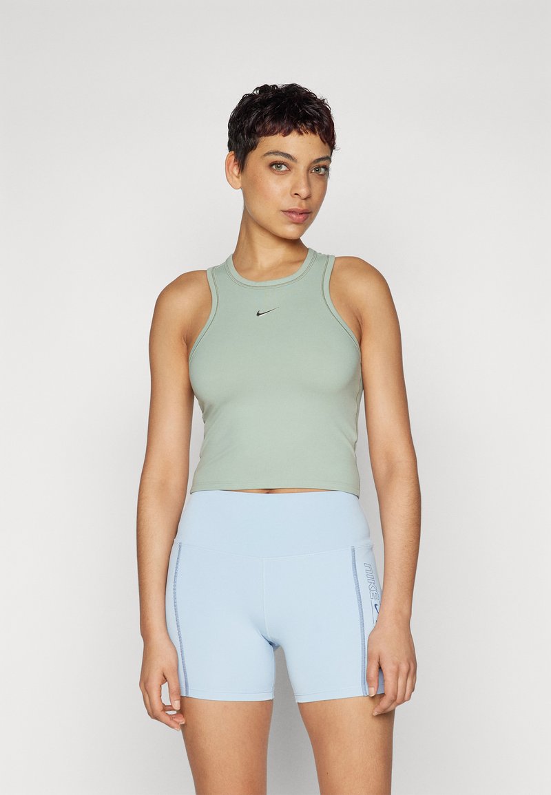Muntgroene mouwloze crop top met een ronde halslijn en zwart logo, gecombineerd met lichtblauwe slim-fit shorts met een zijlogo en stikdetails.