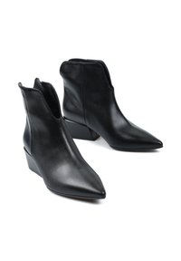 Czarne skórzane botki za kostkę z ostrym noskiem i kanciastym obcasem. Posiadają minimalistyczne wycięcie przy kostce dla łatwego zakładania.