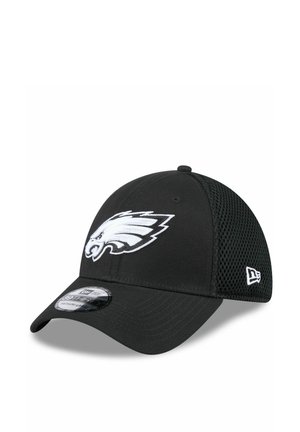 Schwarze Baseballkappe mit weißem Philadelphia Eagles Logo auf der Vorderseite und Netzeinsätzen an den Seiten, Größe Mittel-Large gekennzeichnet.