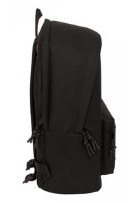 Zaino nero con design elegante, realizzato in tessuto resistente, dotato di spallacci regolabili e chiusure a zip sui lati.