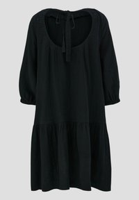 Schwarzes Kleid mit Rundhalsausschnitt, gebundenem Rückendetail, drei Viertel Puffärmeln und gestuftem Rüschensaum. Weicher, texturierter Stoff.