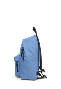 Světle modrý batoh s černými akcenty, hlavní p řihrádka, dvě boční kapsy a nastavitelné popruhy. Hladká tkanina s uzavíráním na šňůrku.
