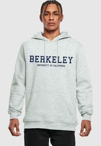 Szürke kapucnis pulóver, amelyen a mellkasán sötétkék szöveg olvasható: "BERKELEY UNIVERSITY OF CALIFORNIA", valamint egy elülső kenguruzseb található.