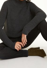 comma casual identity Neule - anthracite