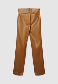 Braune Kunstlederhosen mit glatter Textur, ausgestattet mit zwei Gesäßtaschen und einem schlichten Schnitt. Flacher Bund und keine zusätzlichen Verzierungen.