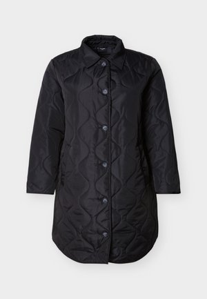 Czarny pikowany płaszcz z zapięciem na guziki, klasycznym kołnierzem i długimi rękawami, z teksturowanym wzorem fal na całej tkaninie.