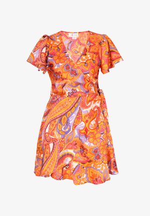Šaty s krátkými rukávy a zavinovacím střihem v živých barvách oranžové, růžové, fialové a žluté s květinovými a paisley vzory, zdobené volánkovým lemem a výstřihem do V.