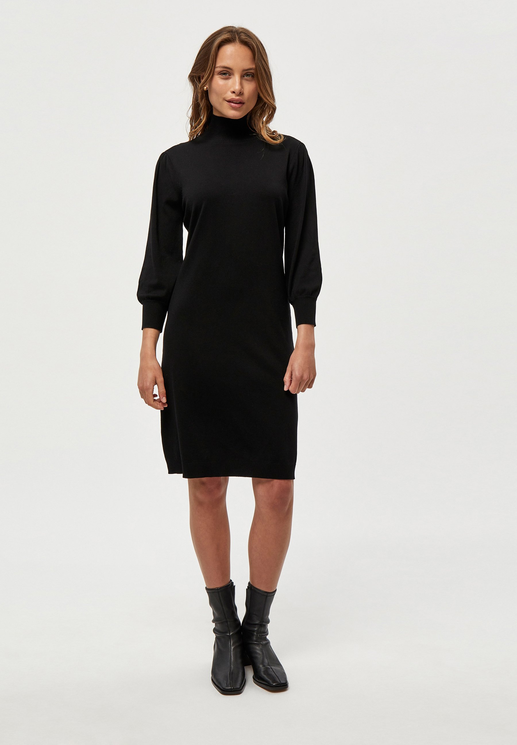 minus（-） high neck knit