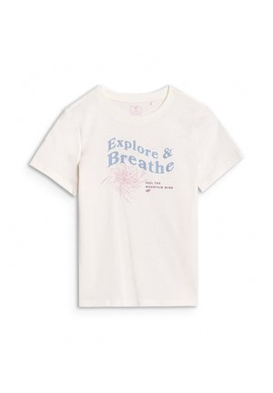 Biała koszulka z krótkim rękawem z niebieskim napisem "Explore & Breathe" oraz różowym abstrakcyjnym wzorem spiralnym, a także tekstem "Feel the mountain wind".