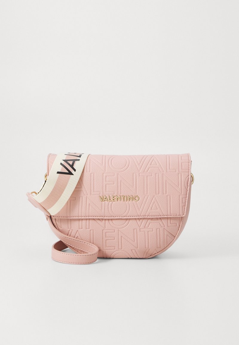 Roze leren crossbodytas met gegraveerd "VALENTINO" logo, voorzien van een gouden sluiting en een contrasterende gestreepte schouderband.