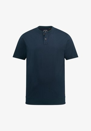 Polo de manga corta azul marino con cuello henley abotonado, dobladillo acanalado y material suave de algodón. Diseño minimalista, sin estampados ni acentos.